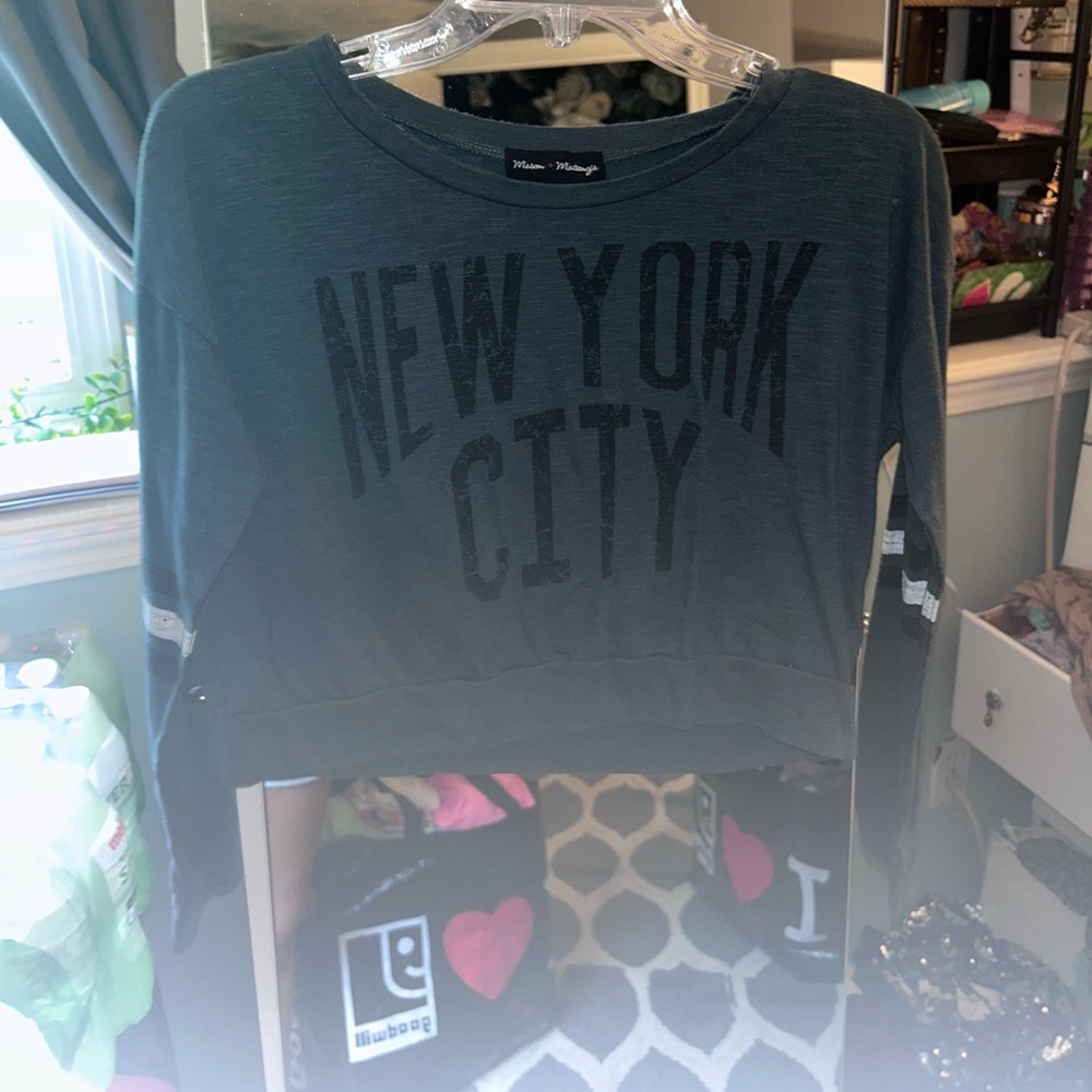 newyork city cropped long sleeve 
Size S green and white with black lettering